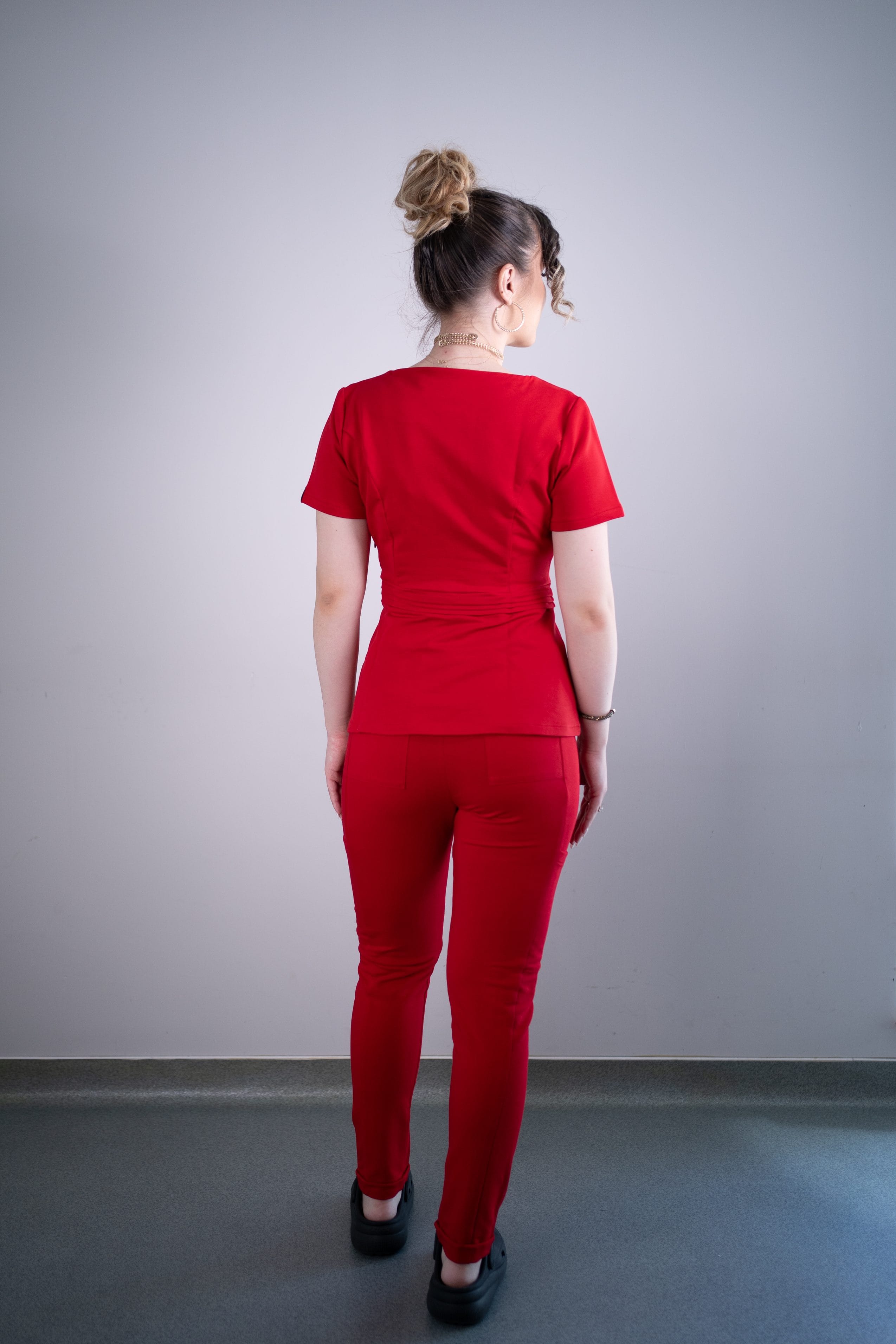 Scrub medical rosu intens costum medical femei 08 scaled