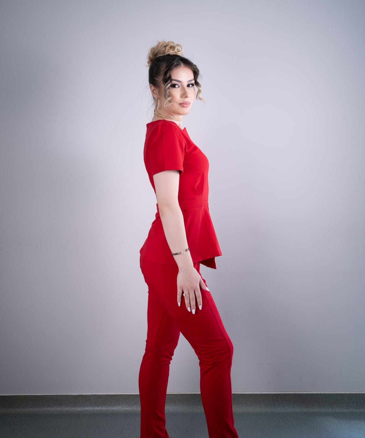 Scrub medical rosu intens costum medical femei 09 Scrub medical rosu intens costum medical femei 09