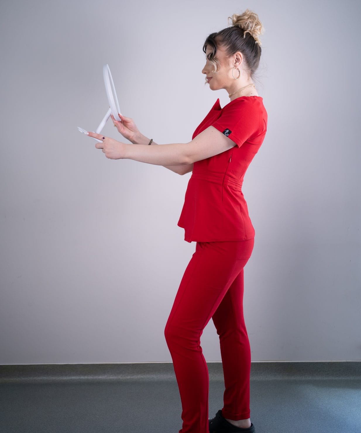 Scrub medical rosu intens costum medical femei 10 Scrub medical rosu intens costum medical femei 10