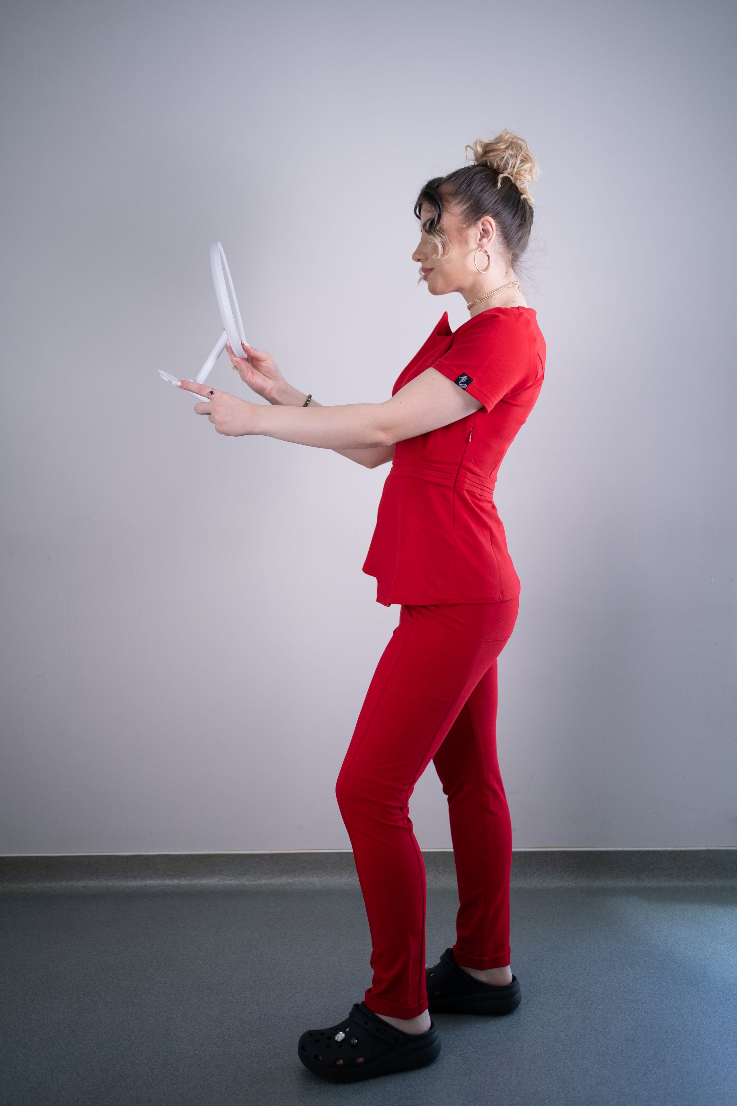 Scrub medical rosu intens costum medical femei 10 scaled
