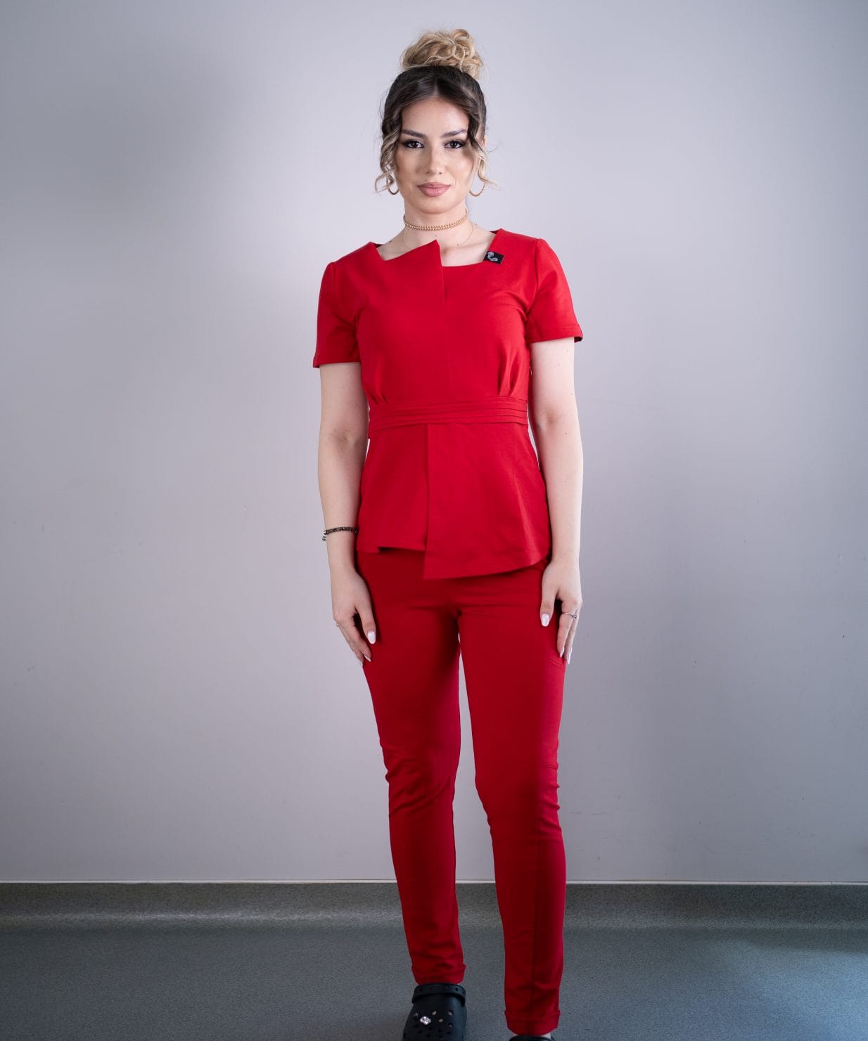 Scrub medical rosu intens costum medical femei 12 Scrub medical rosu intens costum medical femei 12