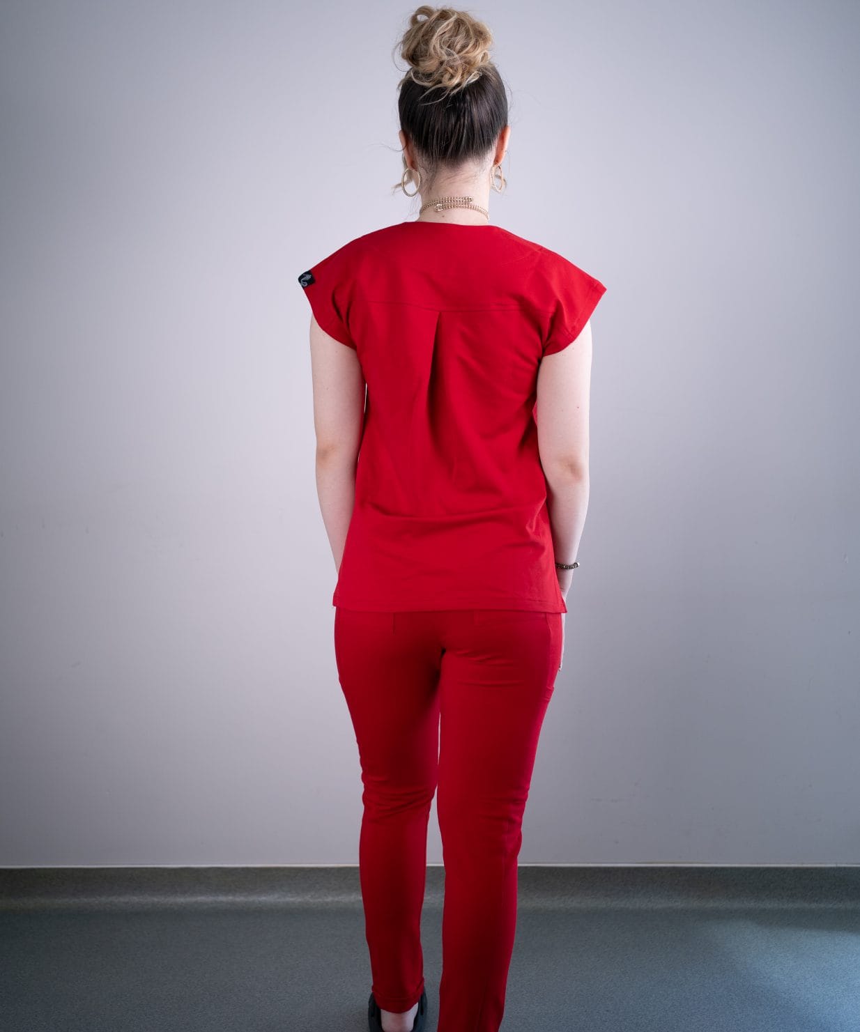 Scrub medical rosu intens costum medical femei 16 Scrub medical rosu intens costum medical femei 16