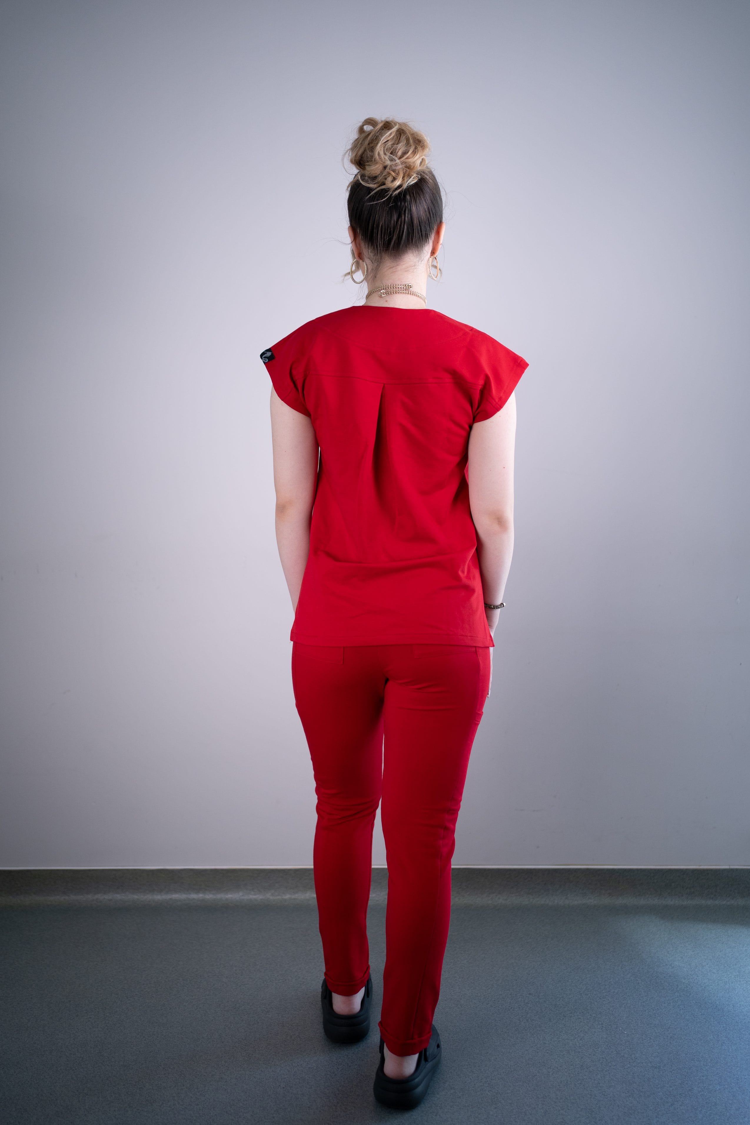Scrub medical rosu intens costum medical femei 16 scaled