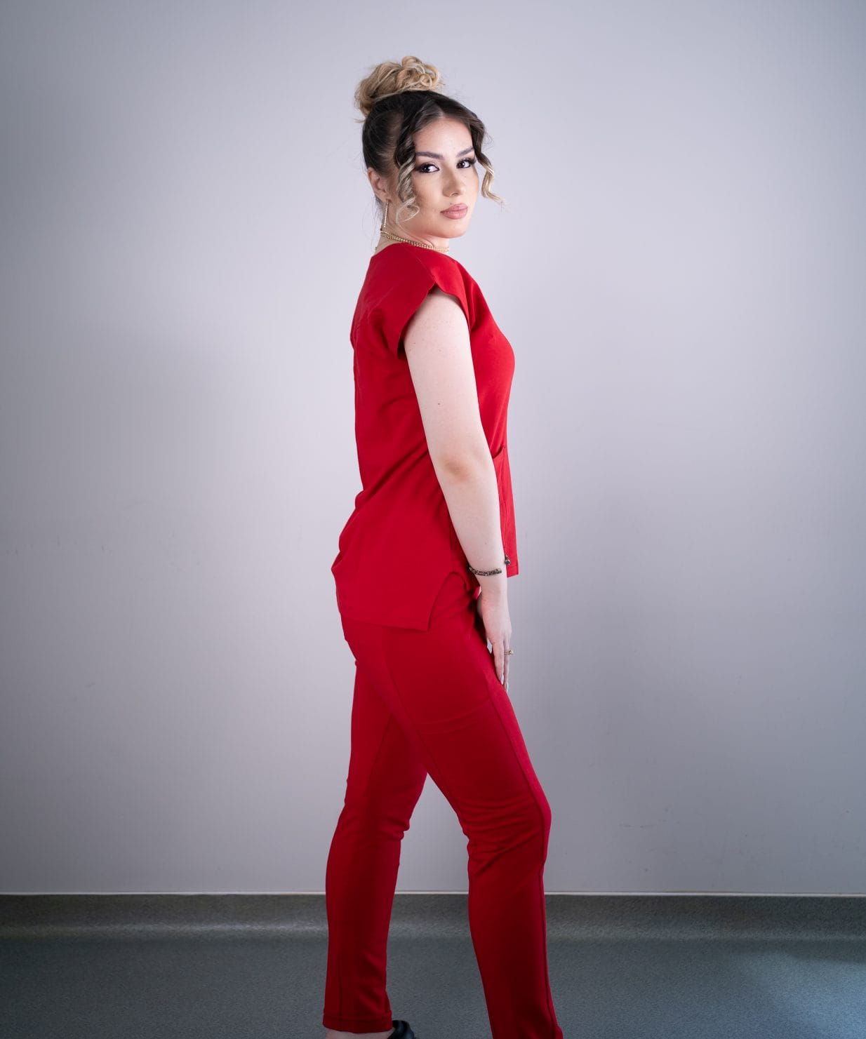 Scrub medical rosu intens costum medical femei 17 Scrub medical rosu intens costum medical femei 17