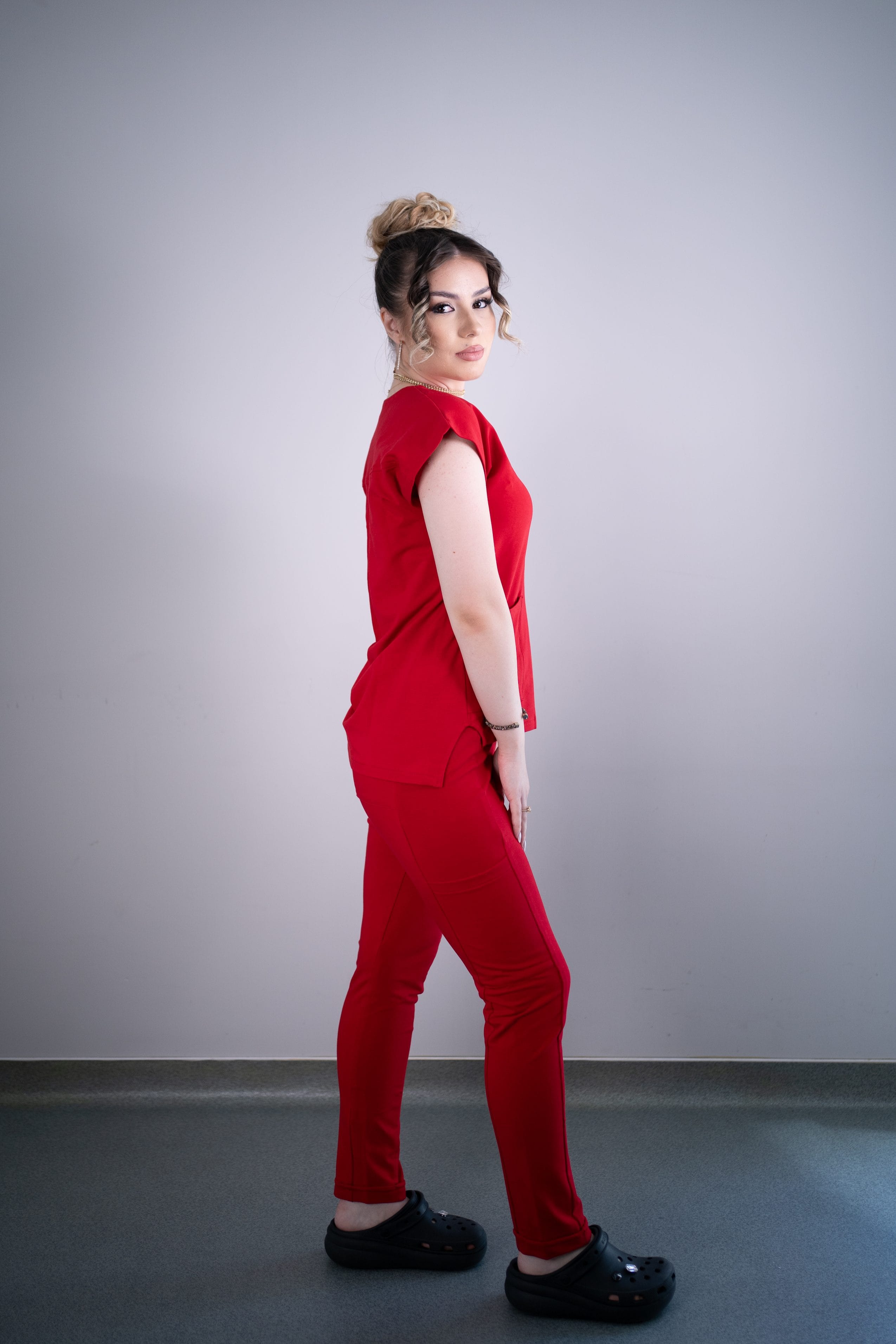 Scrub medical rosu intens costum medical femei 17 scaled