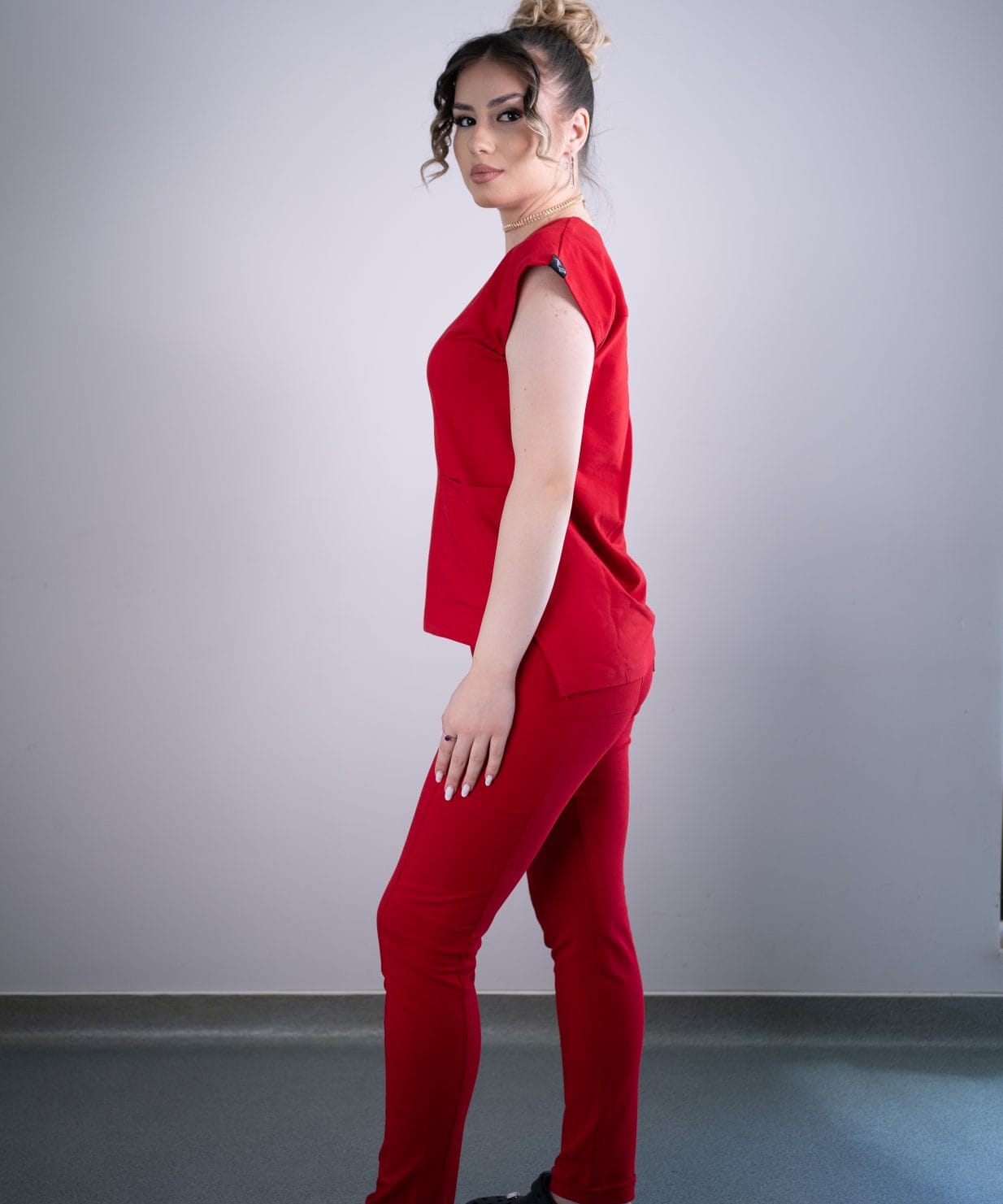 Scrub medical rosu intens costum medical femei 18 Scrub medical rosu intens costum medical femei 18