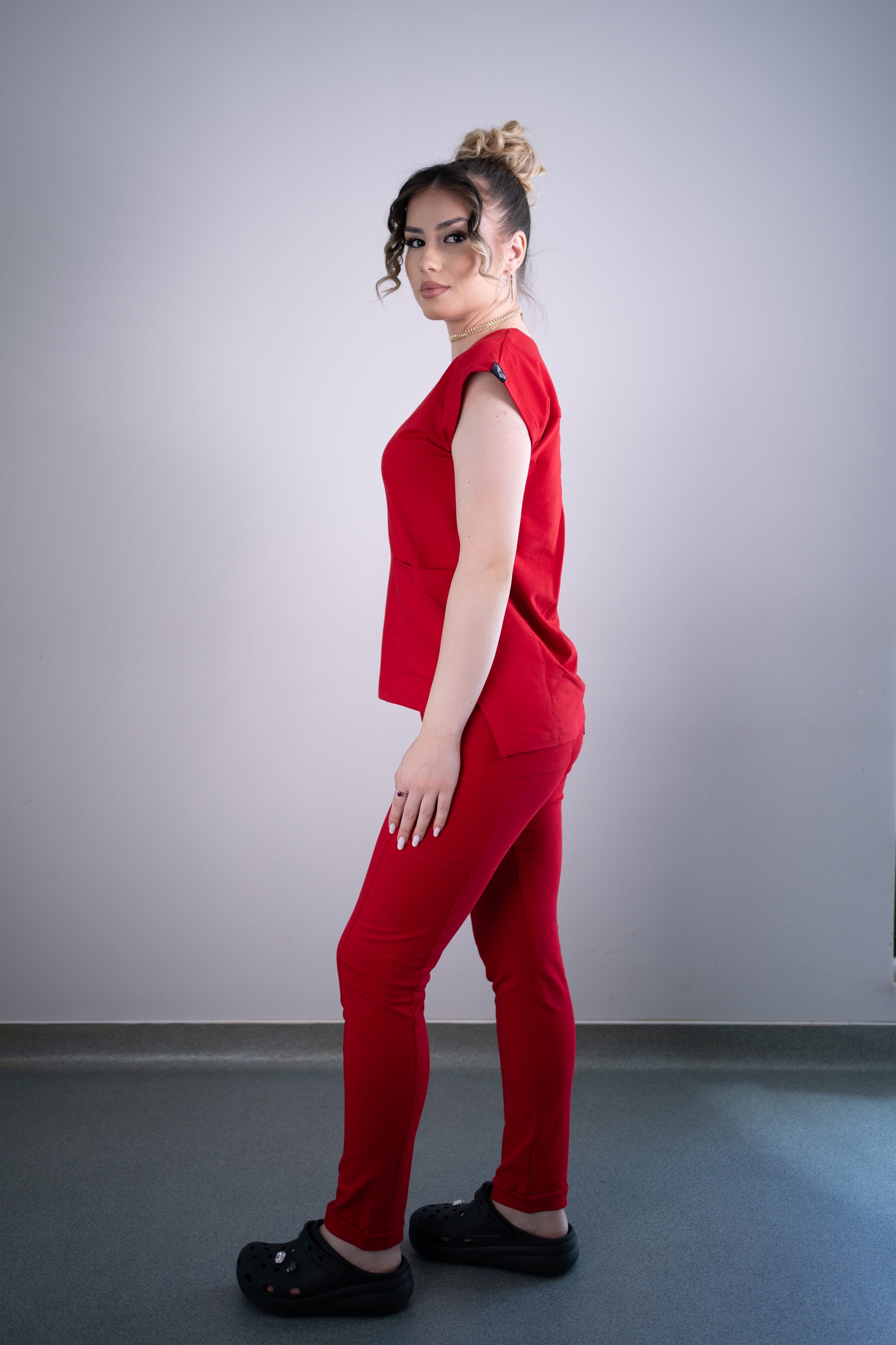 Scrub medical rosu intens costum medical femei 18 scaled
