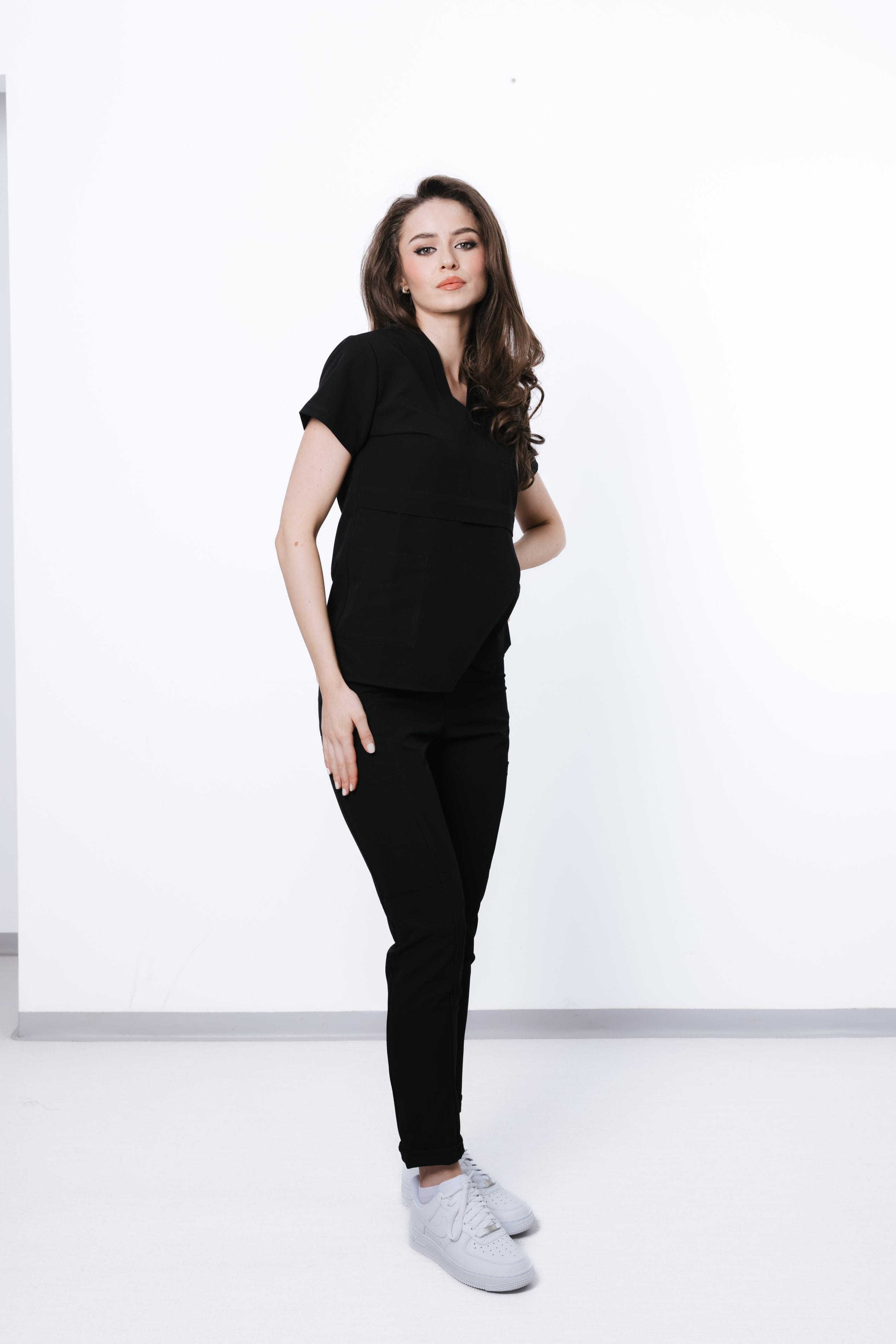 costum medical negru vascoza uniforma medicala neagra 3 scaled