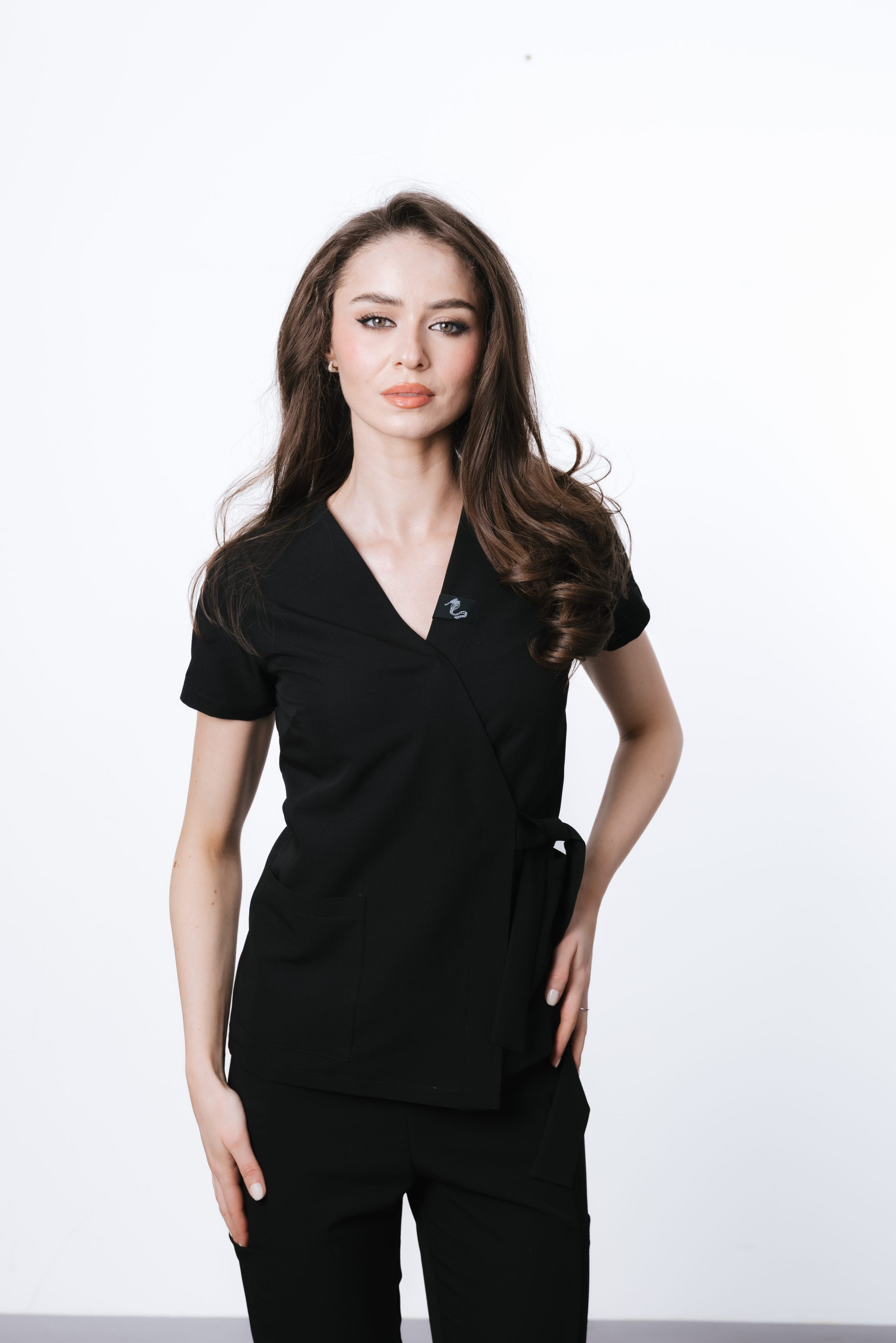 costum medical negru vascoza uniforma medicala neagra 7 scaled