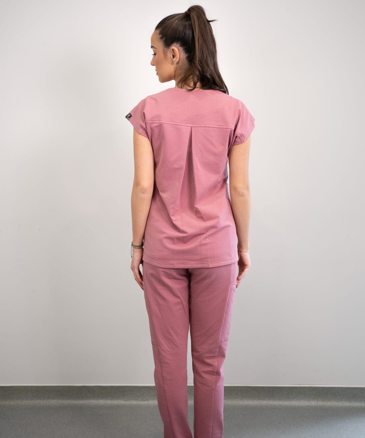 scrub medical bubblegum costum femei roz inchis 5