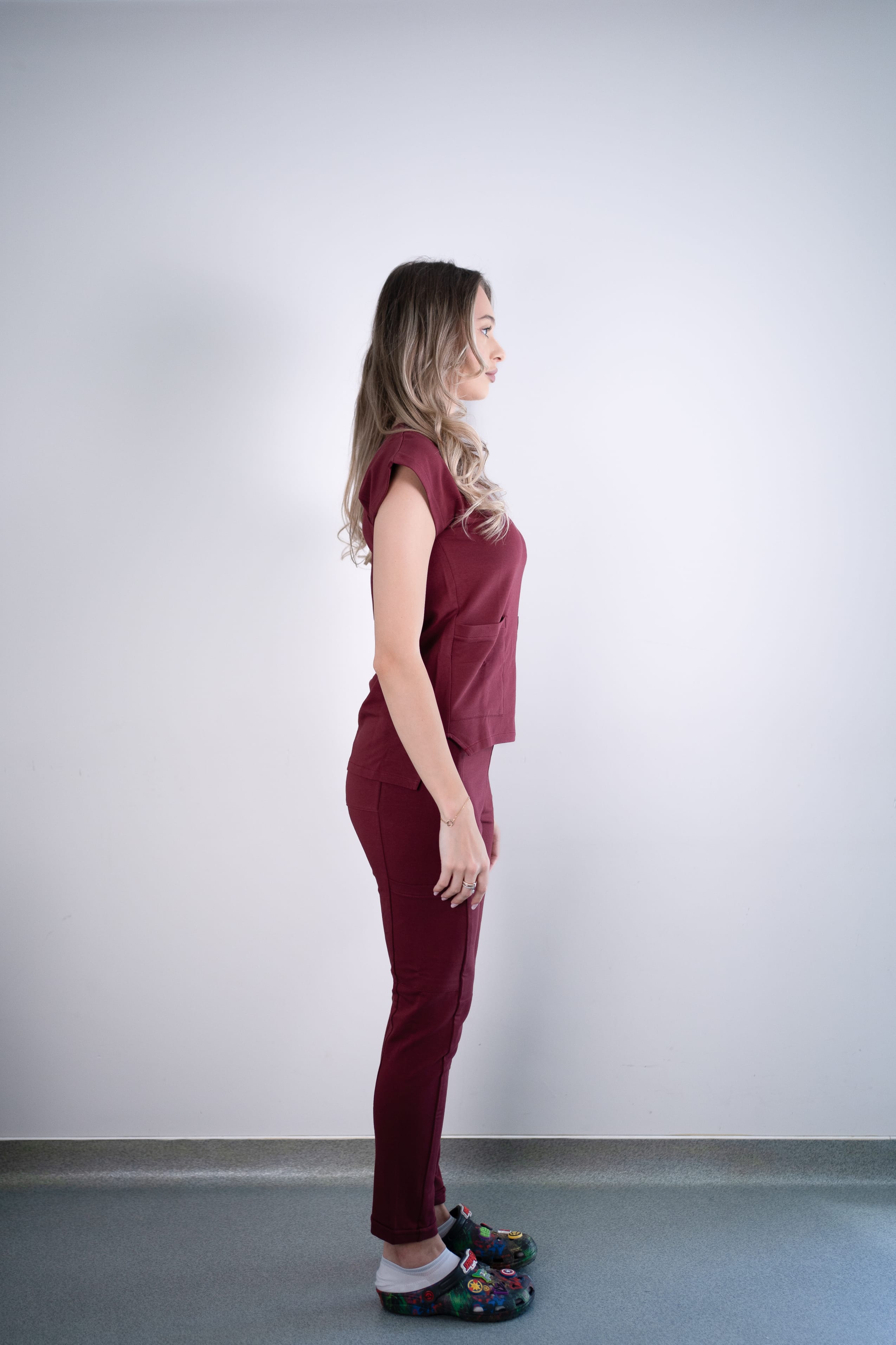 Costum medical Daria visiniu merlot costum medical femei 01 scaled