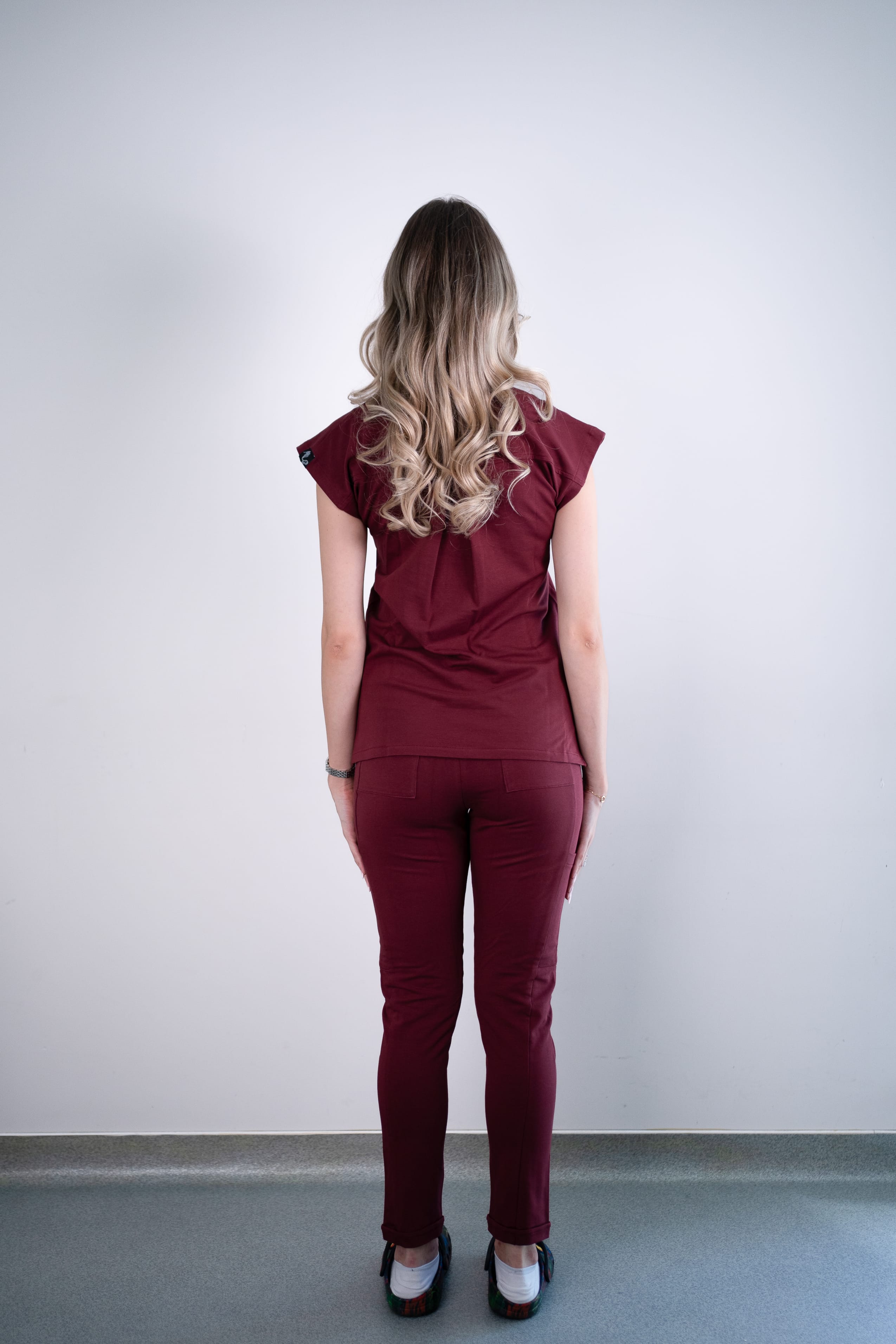 Costum medical Daria visiniu merlot costum medical femei 02 scaled
