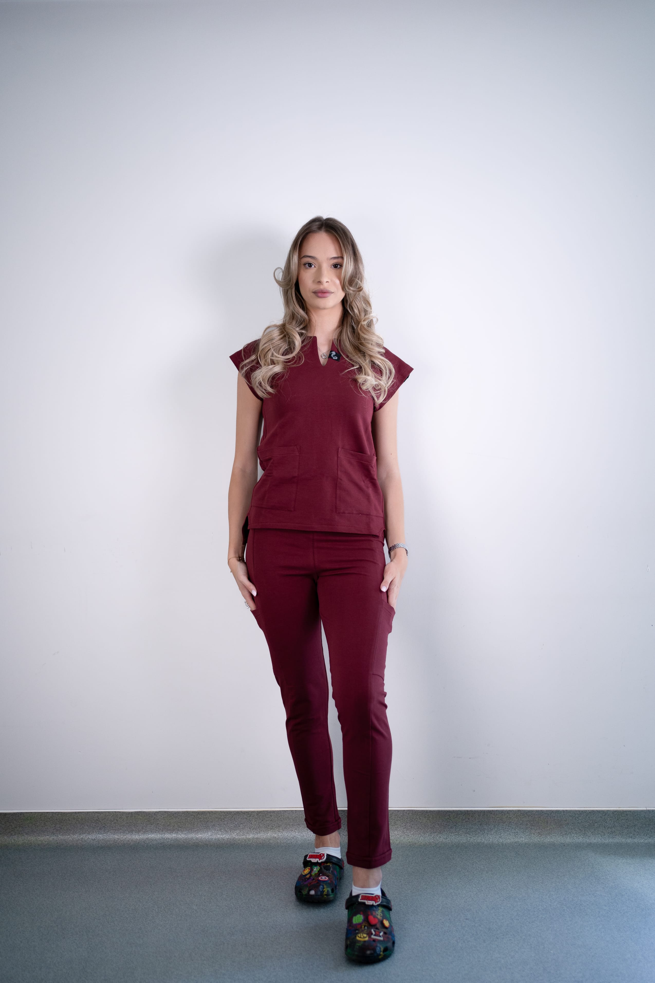 Costum medical Daria visiniu merlot costum medical femei 06 scaled