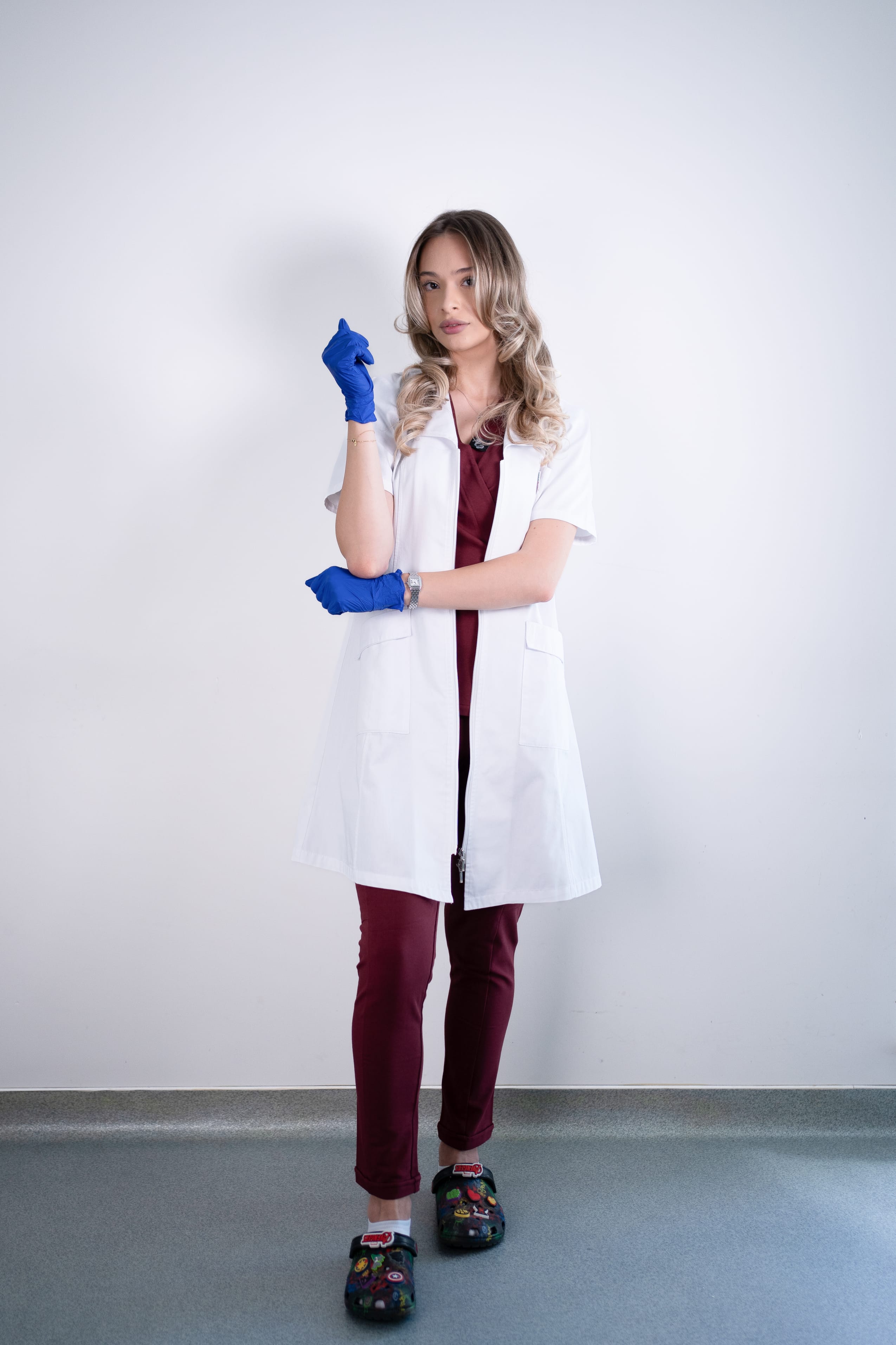 Costum medical Daria visiniu merlot costum medical femei 07 scaled