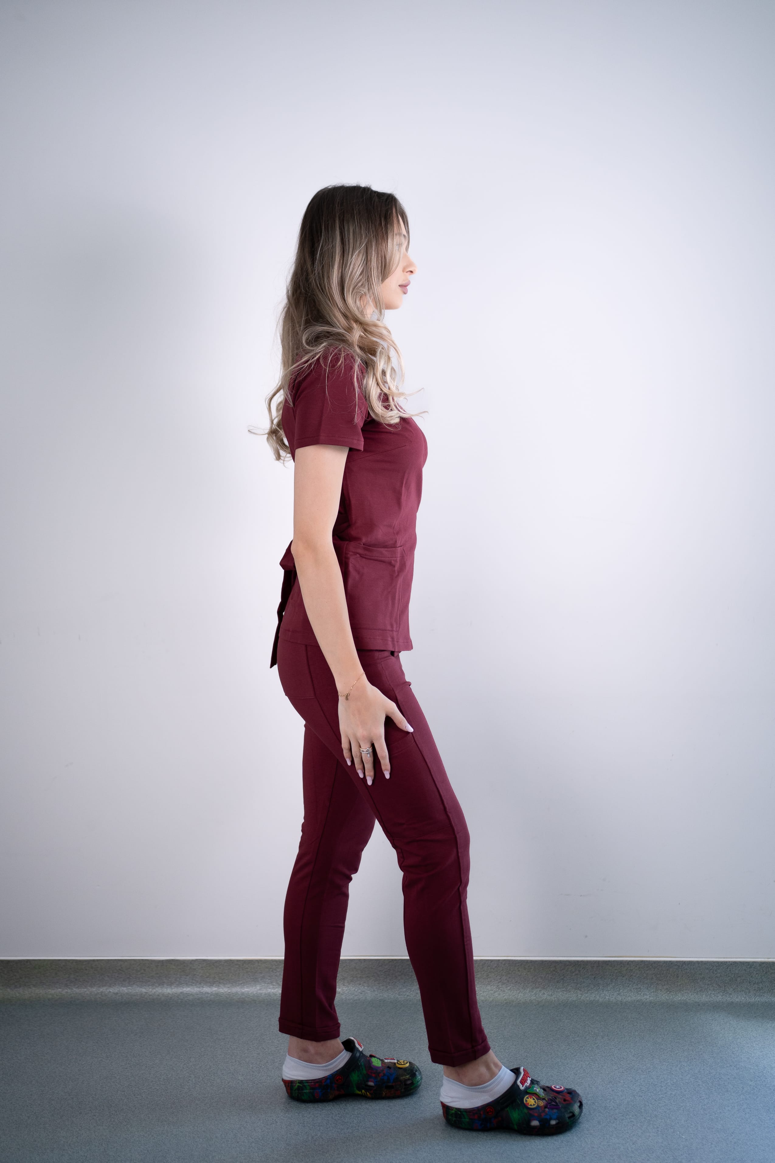 Costum medical Daria visiniu merlot costum medical femei 12 scaled