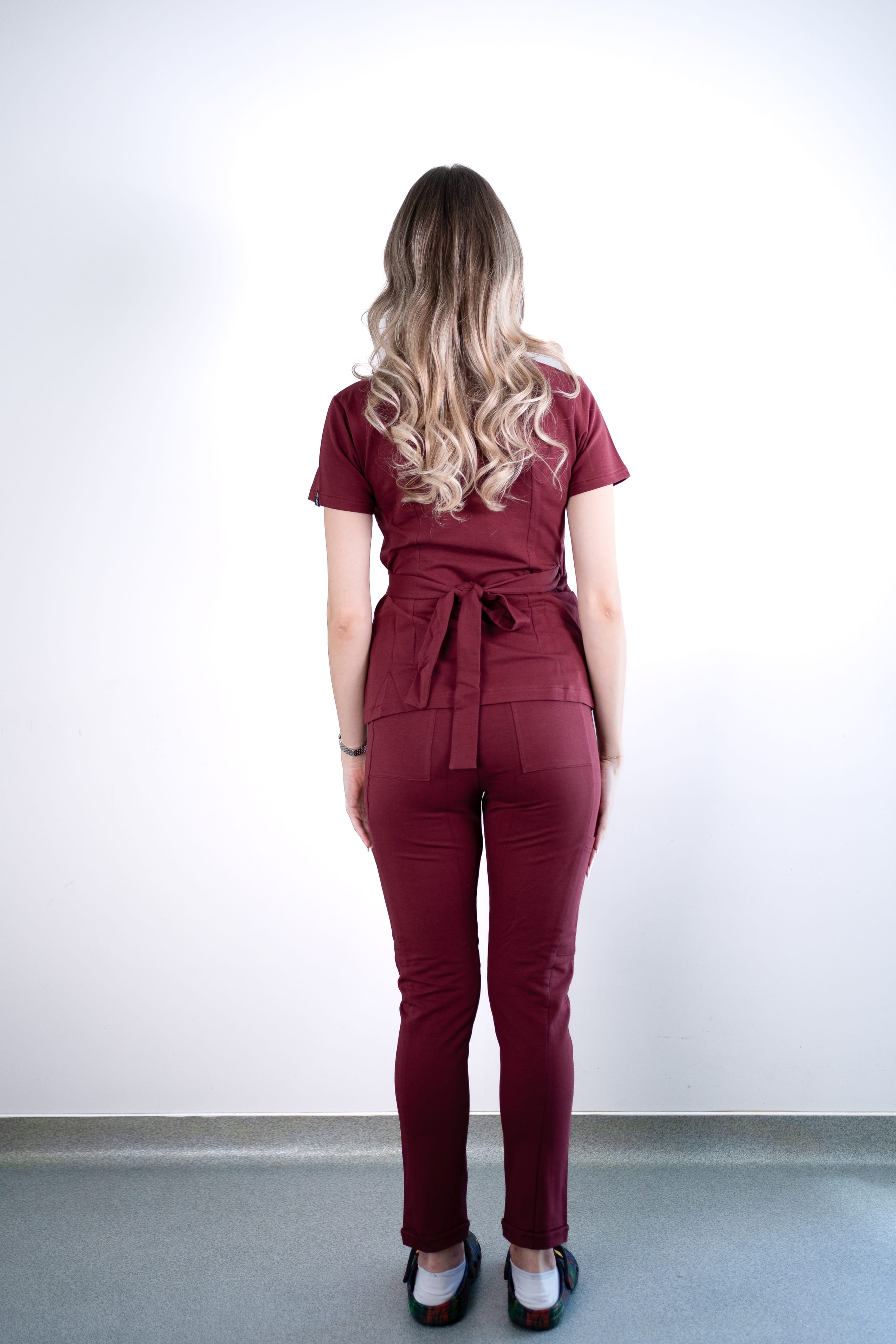 Costum medical Daria visiniu merlot costum medical femei 13 scaled