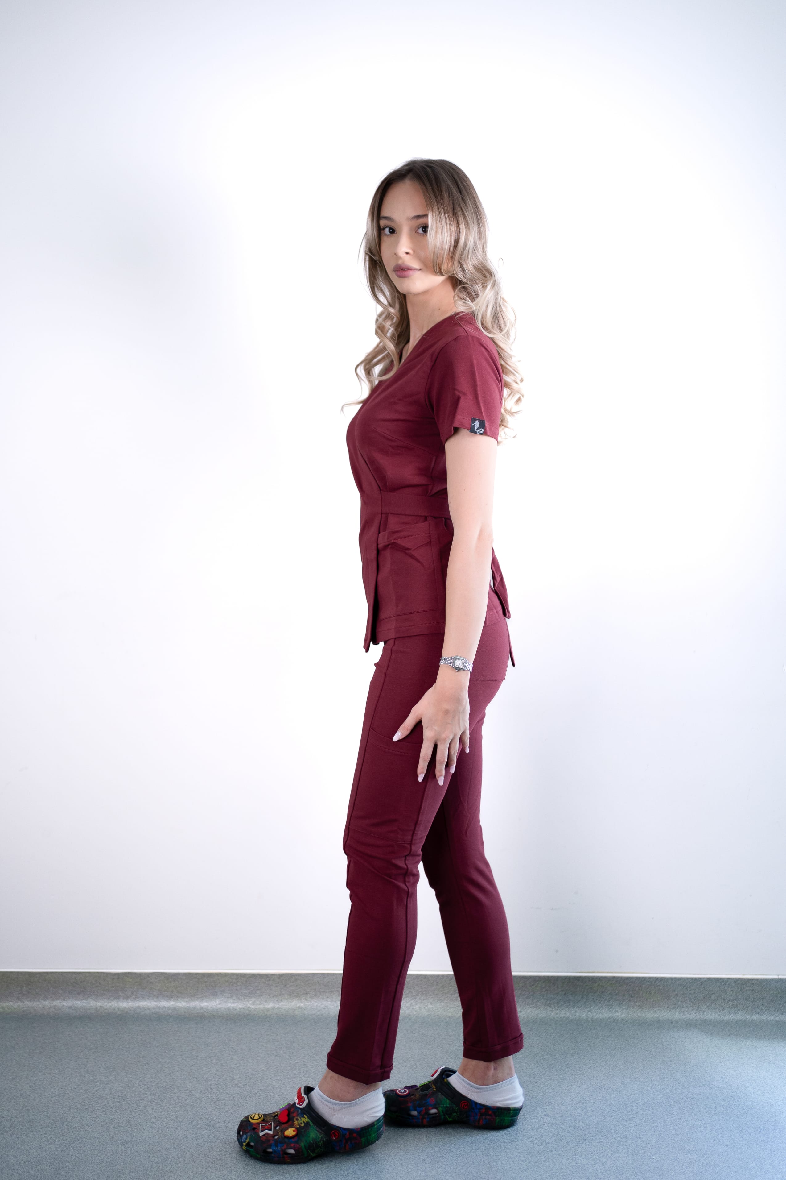Costum medical Daria visiniu merlot costum medical femei 14 scaled