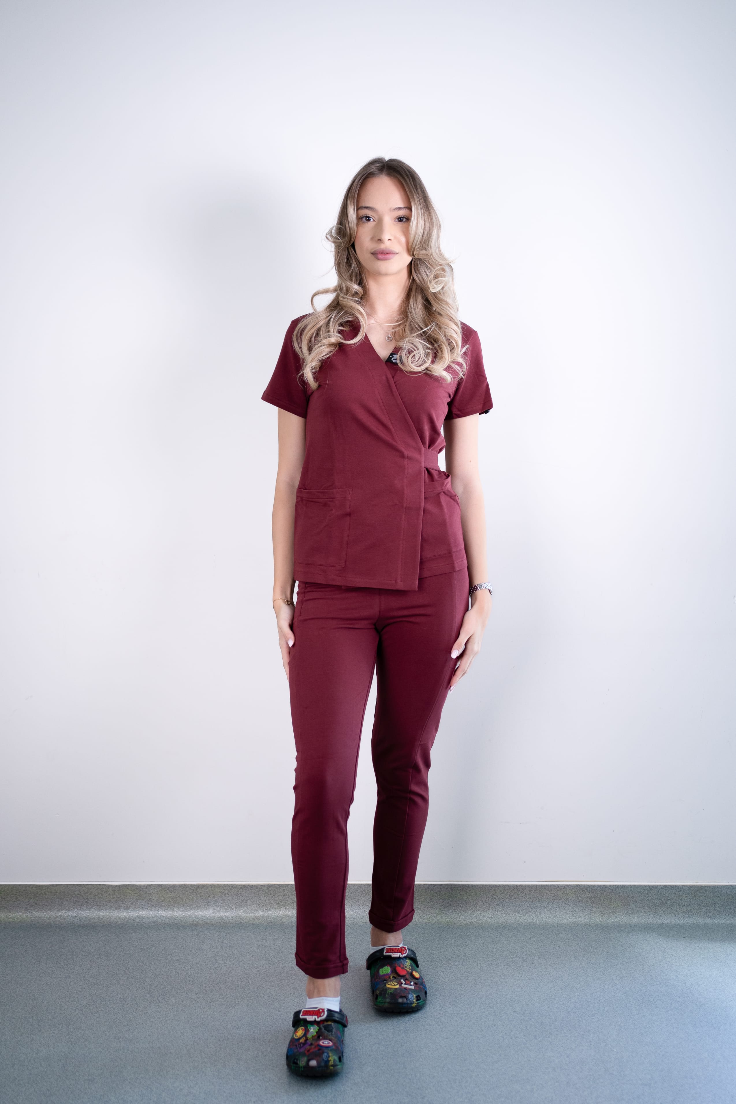 Costum medical Daria visiniu merlot costum medical femei 15 scaled