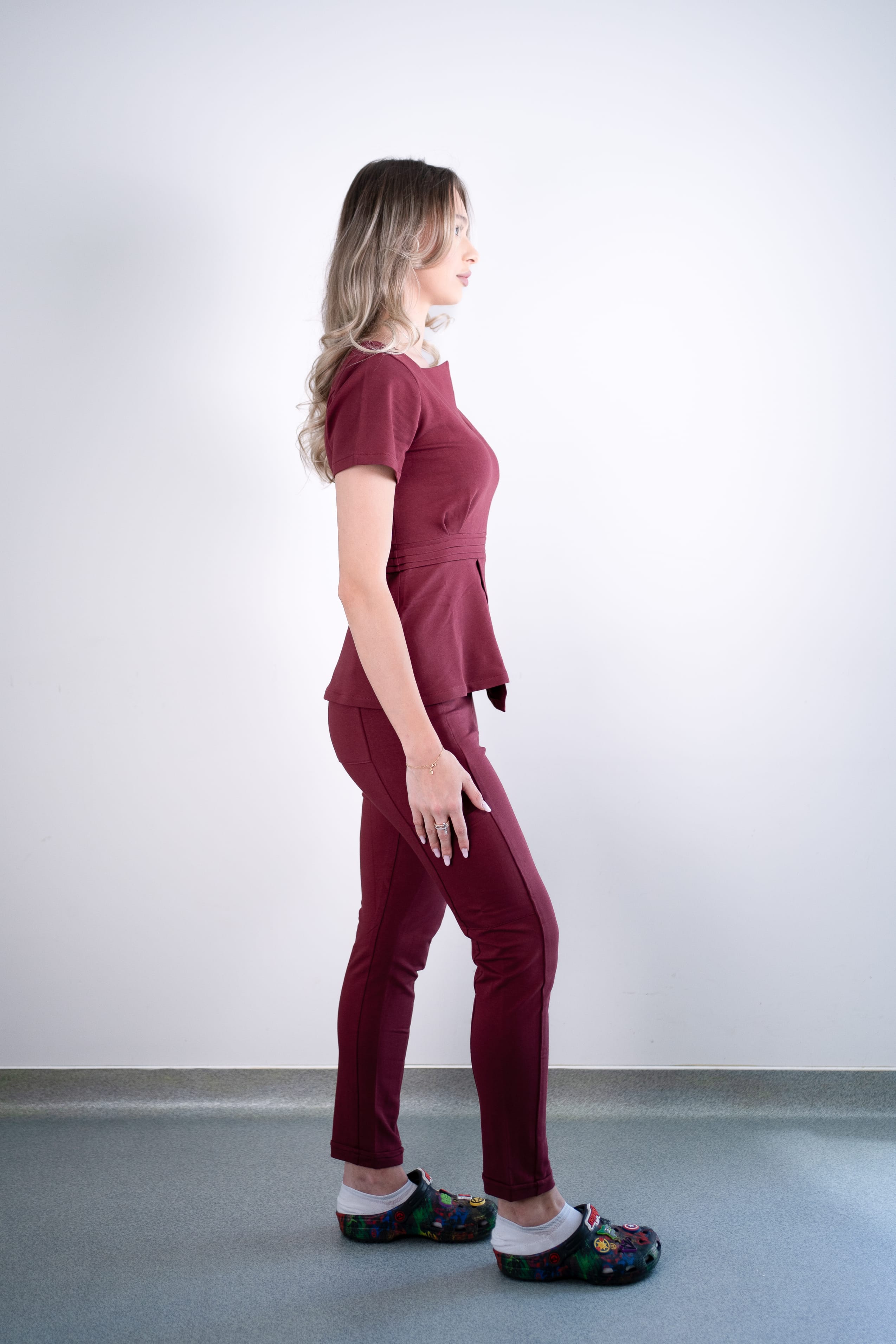 Costum medical Daria visiniu merlot costum medical femei 19 scaled
