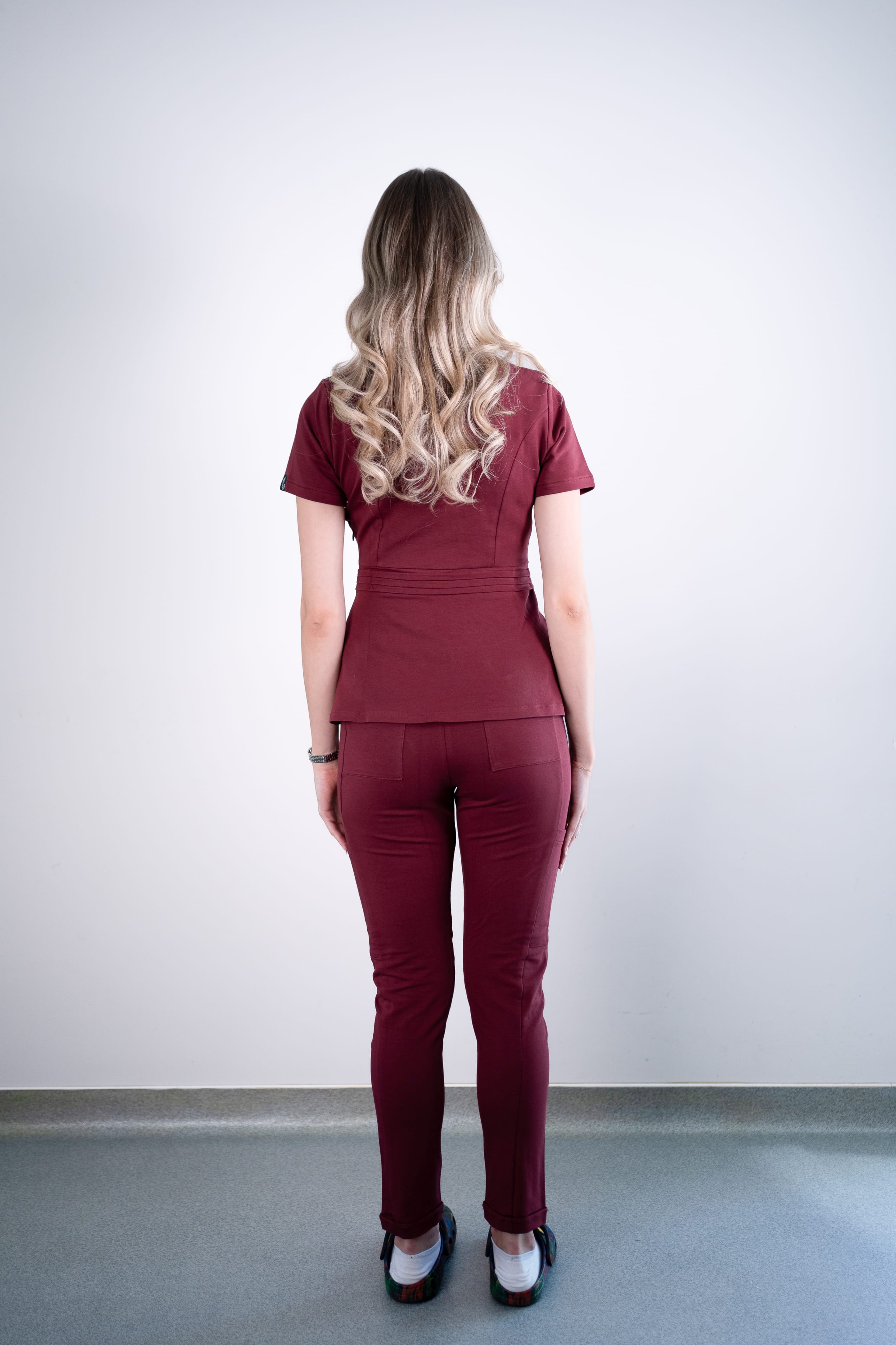 Costum medical Daria visiniu merlot costum medical femei 20 scaled