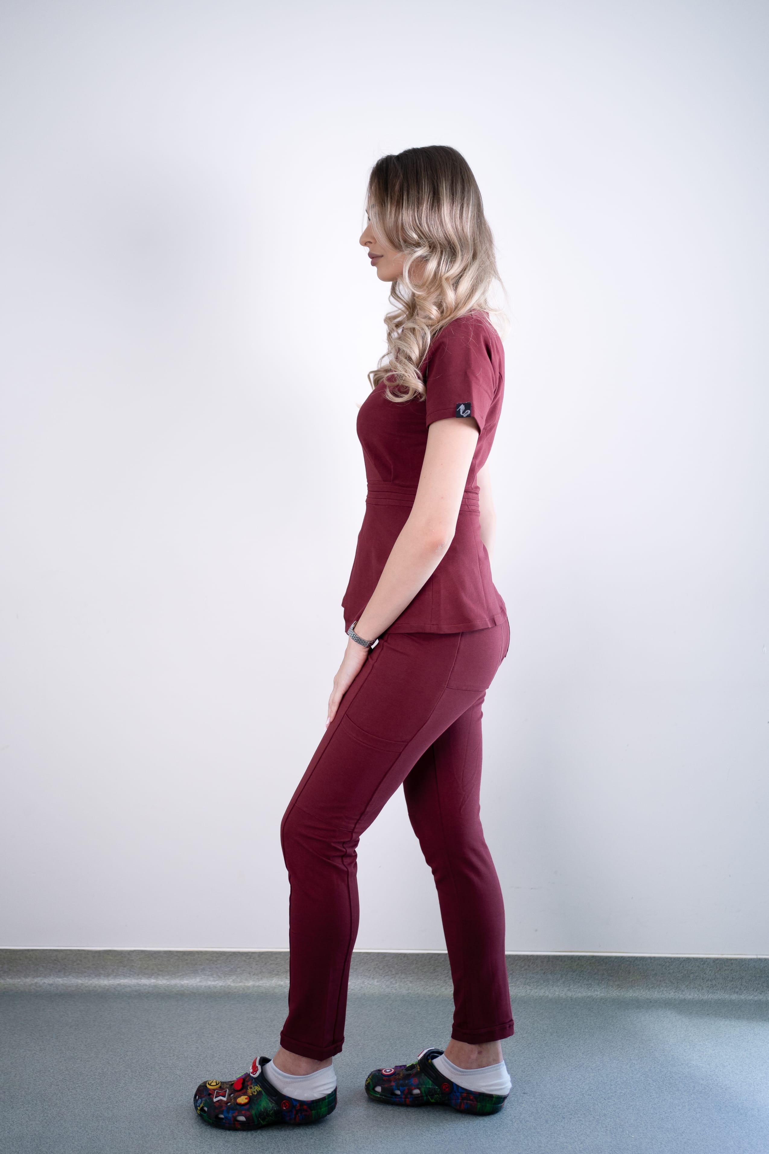 Costum medical Daria visiniu merlot costum medical femei 21 scaled